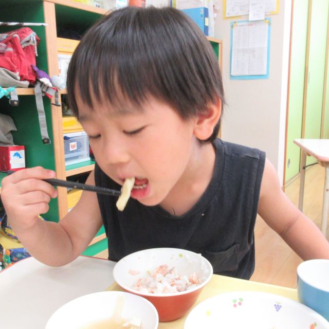 ＊　給食時間の様子(ゆめはうす認定こども園)　＊