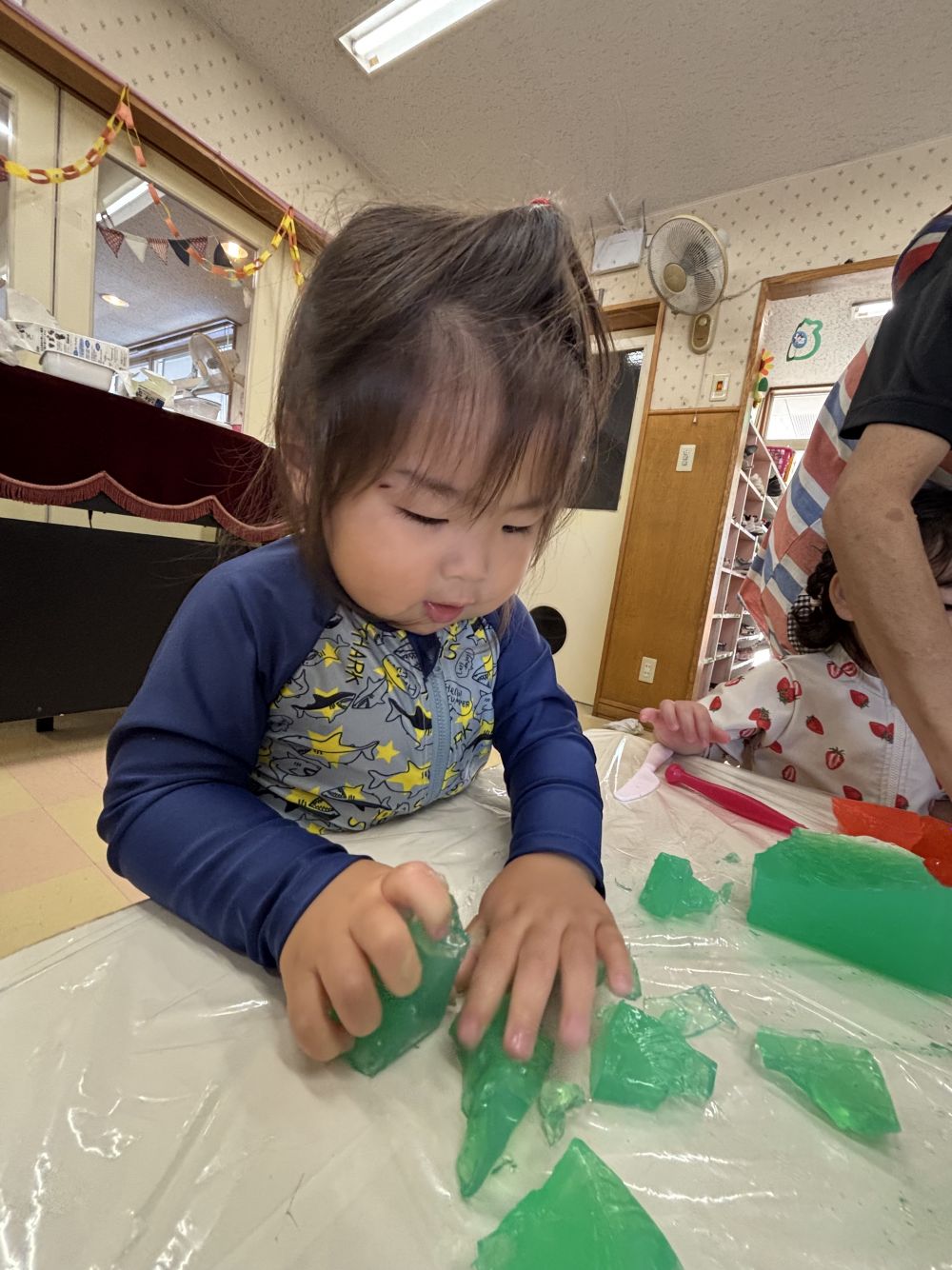 寒天に触って遊びました！！
入れ物から寒天を出すと…
プルンｯと勢いよく出てくる様子に興味津々🎶

寒天を握ってみるRくん
ギュッと握ると、寒天の形が変わることを発見！
握るたびに小さくなるのが楽しくて、
両手でダイナミックに握って遊びます🎶


