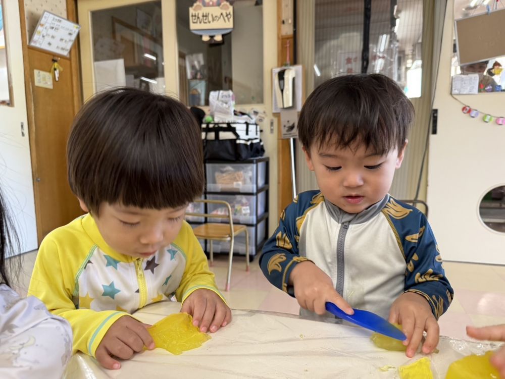 おままごとの包丁を使って寒天を切ってみる…
「トントン」と口に出しながら、集中して楽しむA君
切る時やカップに入れる時に、
手を添えるところなど、身近な人をよく見ています🎶
