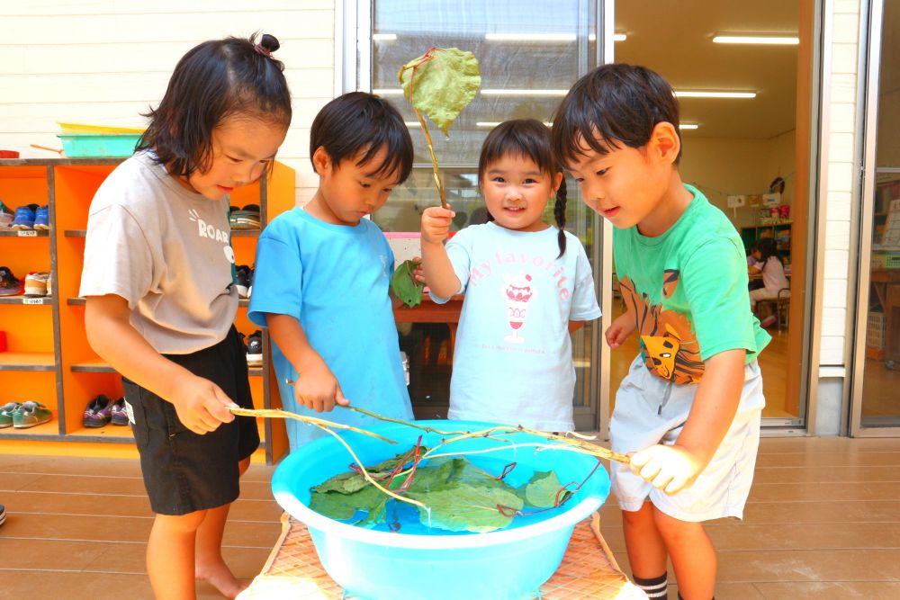 「釣りって海で水の中だよね」
「浮かべたらどうなるんかね？」
「水に入れてみよう！」
他の遊び方を発見したり、試して遊んでみたり・・

「全部釣れた！数えてみよう！」
「１．２．３．４．５！5匹ゲット！」
「私は1．2匹！」「Rは3！」
「Yくんは4匹！」

魚釣りを楽しむ中で数に触れる姿
そして、数えるものの種類によって助数詞を使い分ける姿も
