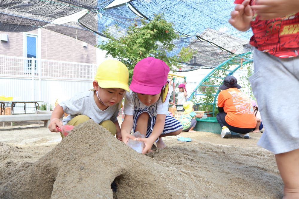 みんなの力でトンネルが開通！！

「水を流してみたらどうなる？」
「楽しそう！！」

自分たちの力で作る最高の遊び場♪
まだまだ遊びが広がります♡
