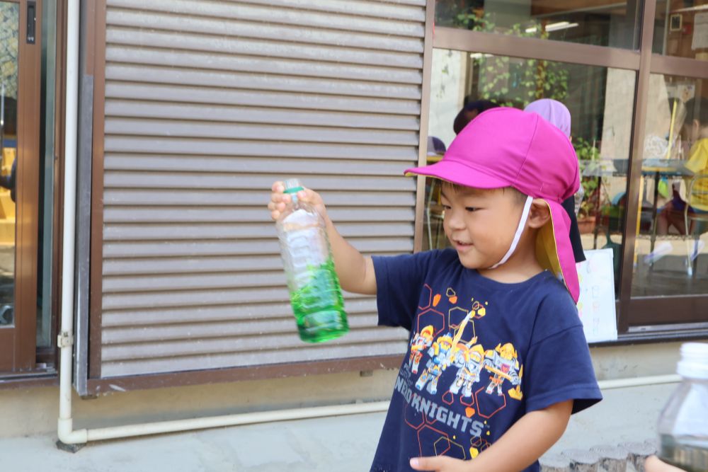 色水あそびリベンジ☆
まずは、メニュー表を見て何色の色水にするか自分で決めました！
魔法の紙を入れてフリフリ🎵
「うわ～色が変わったよ、みどりになった！」とＩくん。
青色と黄色を混ぜると緑色になった！
「これはメロン味！」
色を見て連想する姿がありました🌟