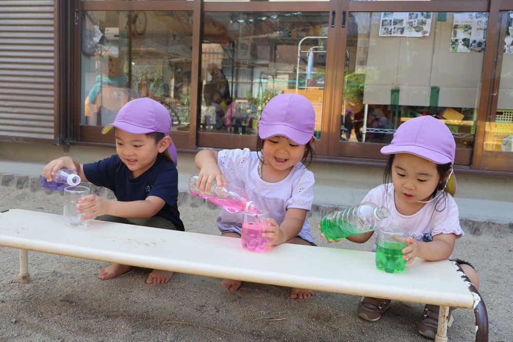 友達と一緒に♡
コップにそーっと移してみる・・・！
「きれいだね」  「ジュースみたい」
などと、友達同士で話しながら
楽しむリス組さんです！
