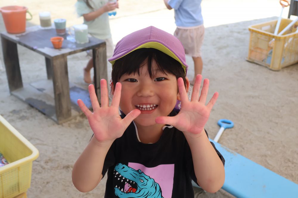 たくさん遊んでお片付け！
あれ・・・
「手にも色がついてる😆」
と気が付いたＨくん。

暑い日も続きますが、
夏ならではの遊びもたくさん楽しみながら
過ごして行きたいと思います☆


