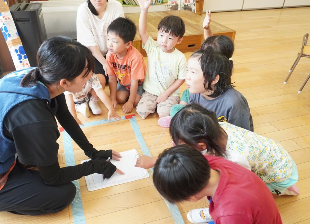 
大きな船を作りたい！
船を作りたい友達が集まりアイデアを出し合ったり試したりしながら友達と協力して遊ぶ事を楽しんでいます


＊どのくらいの大きさにする？

「こーんな大きい船」
と体いっぱいで船の大きさを表現するN君
「こんくらい？」
「何人乗れるくらい？」
友達とイメージを共有しながら話し合っていきます
