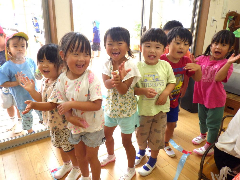 ＊実験してみよう

自分の思う素材を持ってきてどれが強いか試してみます
結果がでるまでの時間期待に胸を膨らませる船チーム！
出来た船をイメージしながらみんなで”夜の踊り子”を踊りだします♪