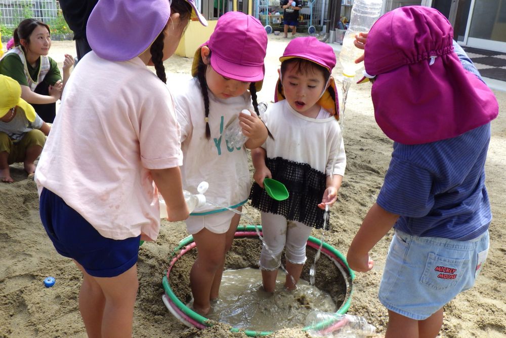穴が深くなるにつれ
「水、持って来る！」
一人また一人と仲間が増え水を運んできてくれました

「何ができるか・・・」
自分で考え、それぞれ役割を見つけて動きます！