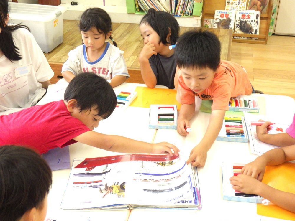 ＊どんな形の船を作る？

「みんなで乗れるのがいいんよね」
「これみんなで乗ってるよ！」
図鑑を参考にしながら船の形を明確にしていきます

譲れないこだわりは”みんなで乗れる”事…