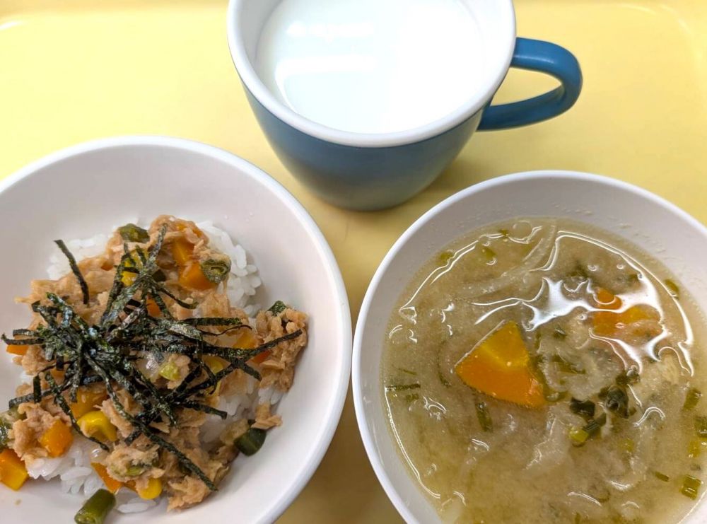ツナそぼろ丼

切干大根のみそ汁

牛乳