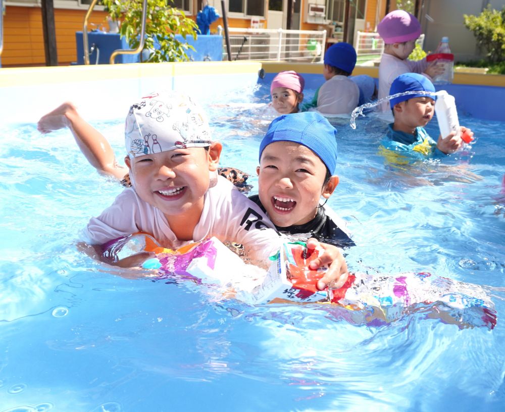 自分の気持ちを一生懸命伝える姿…
相手の気持ちに少しずつ耳を傾けようとする姿…
友達と楽しそうに話しながら作っていく姿…
普段恥ずかしがり屋の子が積極的にアイデアを出す姿…
船作りを通して色々な姿がありました

”みんなで乗りたい”
そんな思いが詰まった船
プールではすぐに壊れてしまいまいたが達成感に満ちあふれた笑顔を見せてくれました♡

そして…次の目標

”もっともっと大きな船を作りたい”


