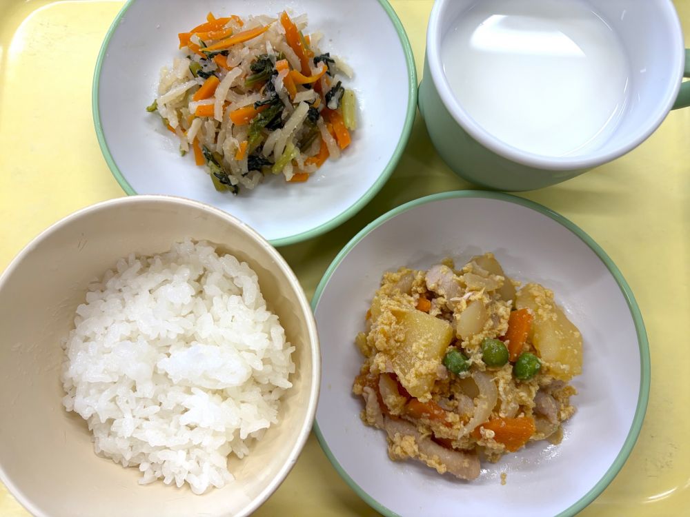 ご飯

親子煮

切干大根の三色ナムル

牛乳