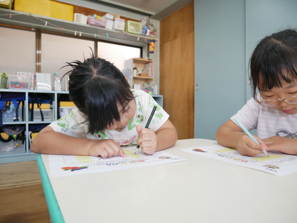 まずは予想のところに自分で考えて
○×をつけます！！
「んー…」　とじっくり考えて
書いていたMちゃん
