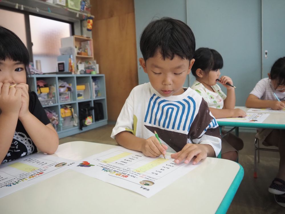 Iくんは野菜の名前を見ながら
「浮く！！これも浮く！！」
とスラスラ書いていました😊

さあどうなるかな？？？