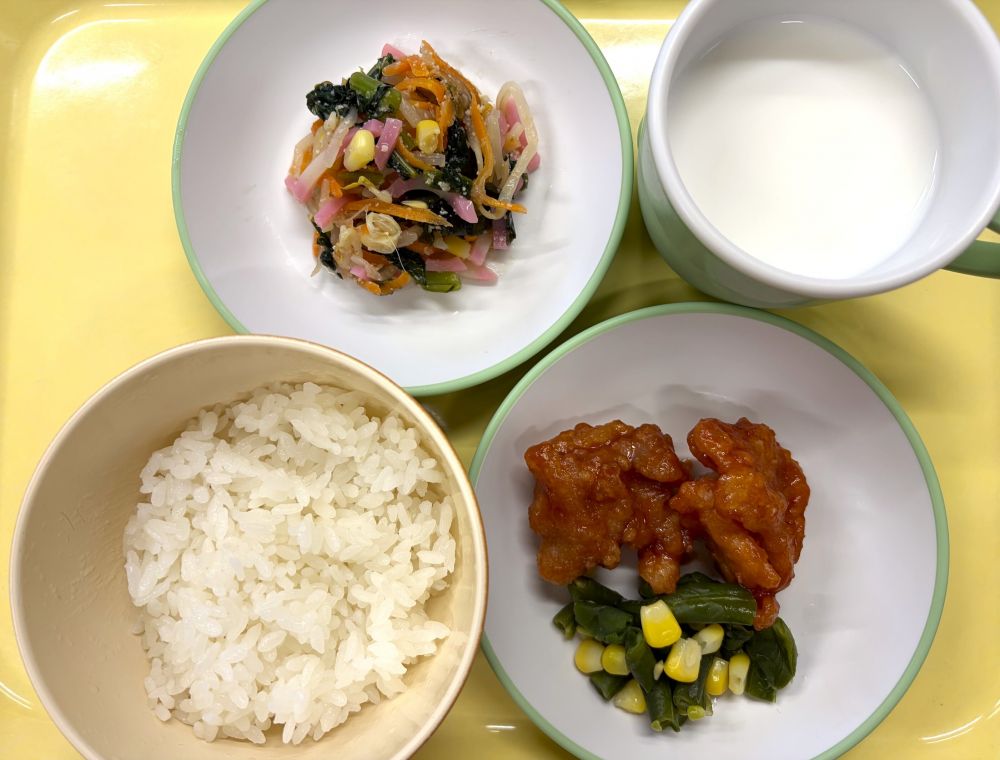 ご飯

鶏肉の甘辛あげ

いんげんとコーンのソテー

彩り酢の物

牛乳
