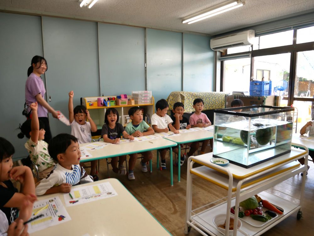そして実際にやってみて答え合わせです💮

水槽の一番下に野菜をいれ
みんなの掛け声　「３・２・１」
「やったー♡浮いた！！」
「えー外れた～😆」
大盛り上がりのキリン組さん♪