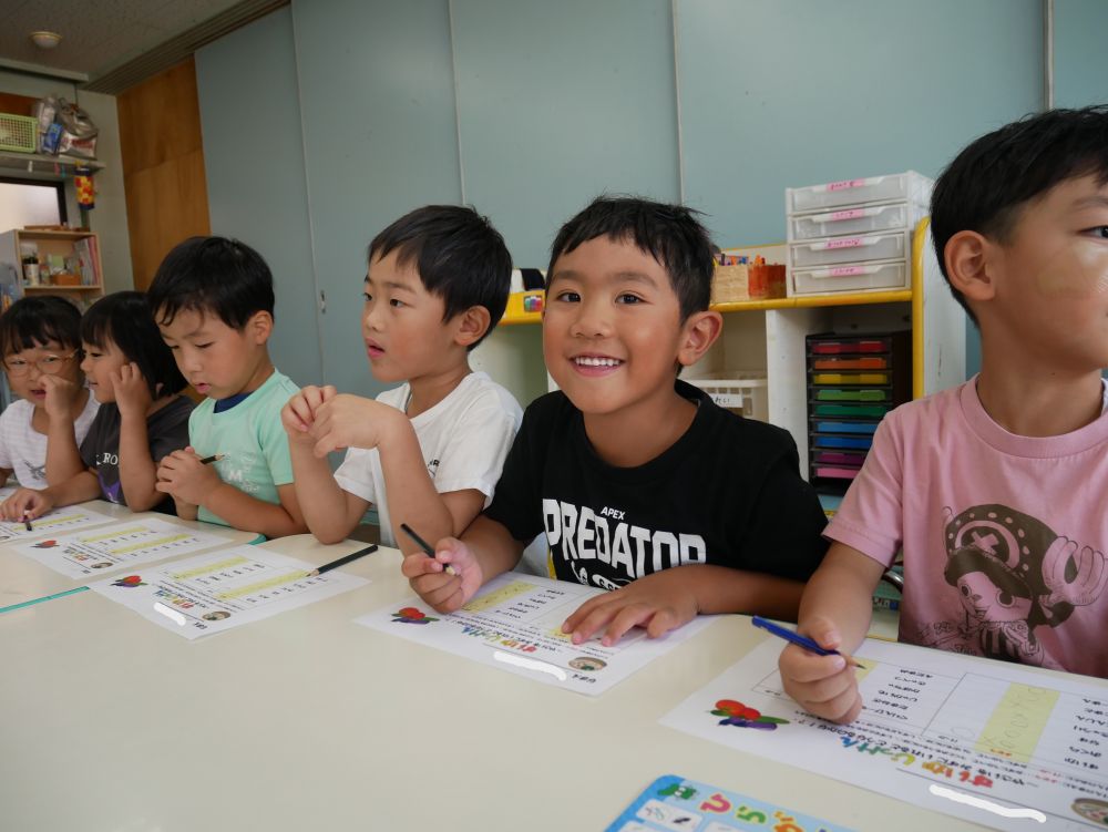 「えー重いのに浮いた✨」
「水の力かな？？」　とAくん

「次も絶対浮く！！」
「重いけ浮かばんよ」
自分たちの思ったことや考えたことを
言葉にしながら予想していきます🤔