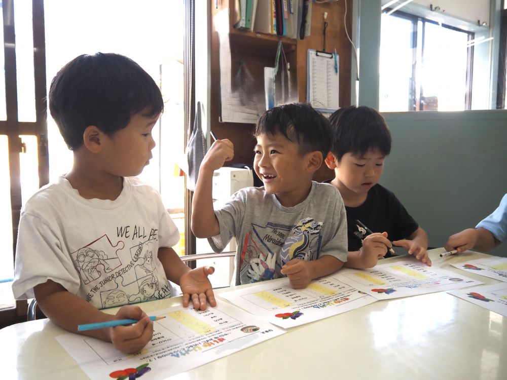 「よっしゃ！！あっとった♡」
「俺お姉ちゃんに聞いてみたよ」
友達と自分の答えを見せあったり
自分の考えを伝えたり
聞いていると面白い😆

※土の中でできる野菜は沈む
※糖度が高く、甘いものは沈む
と教えてもらいました💮