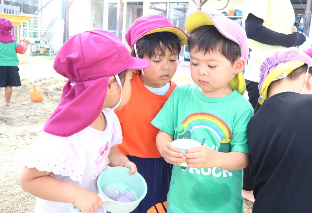 　「氷もうないじゃん！」
　「この中の水、冷たいんよ」
氷が溶けた水の冷たさと
ミストの水の冷たさの違いに気付く姿も！

形が変化する氷を遊びに取り入れながら
友達と一緒に楽しんでいます♪