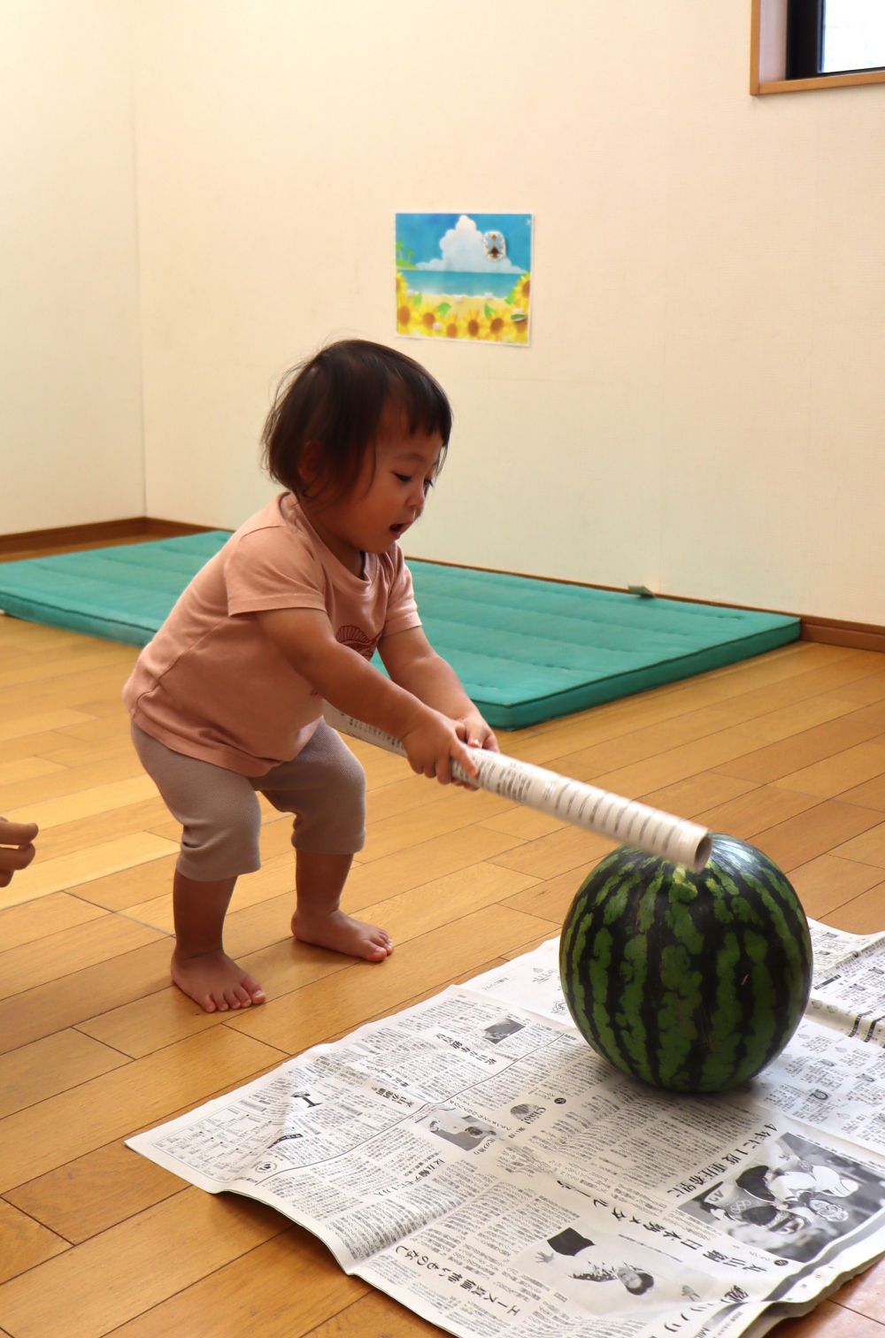 「えい！」
すいかに向かって
振り下ろす！！

上手にすいかを狙います👀