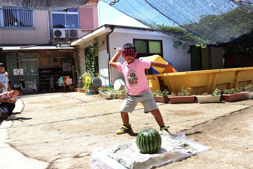 夏といえばすいか割り🍉
「おじいちゃんの家でしたことある」
「俺もした！！」
とみんなも何度も経験しているよう✨

まずは目隠しをして…
前が見えなくなるとなかなか
進めませんが、みんなの声を信じて
思いきり振り上げるAくん😆
