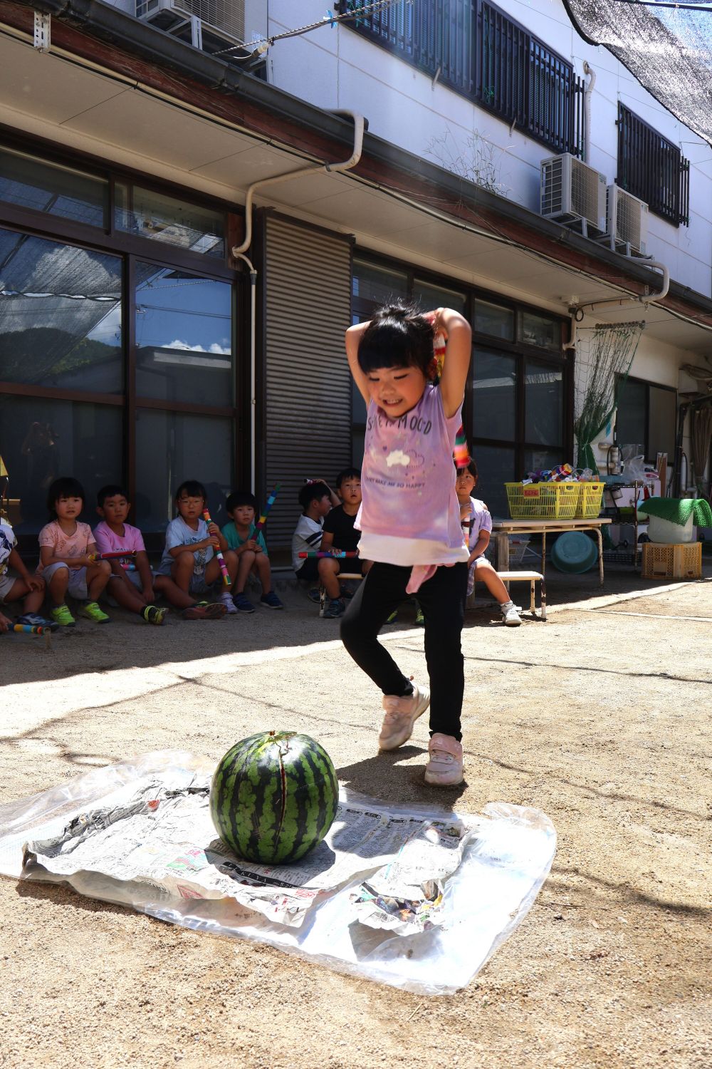 最後の子が終わると少しヒビが😲
今度は目隠しを外して　「１・２・３…」
とクルクル回ってすいかを目指します⭐
「右！！お箸持つ方！！」　「ストップ！！」
キリン組さんになると言葉で向きを
伝え、指示を出してあげていました😊

みんなが持っている棒も
一人ひとりが自分だけの棒を作りました♡