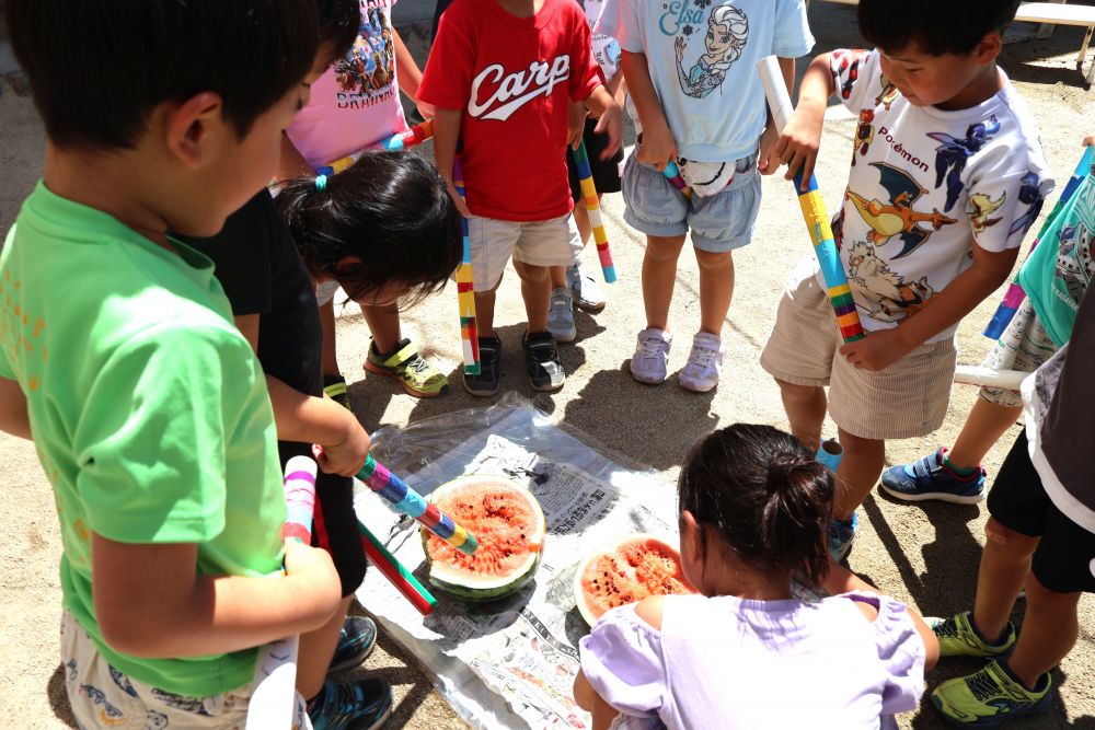 もうほとんどみんなの力で割れていましたが…
職場体験に来てくれている中学生の
お兄ちゃんの力も借りて
キレイに二つに割れました♪

今日のおやつにすいかもでます🍉
それを楽しみにぐっすり眠っていました♡
