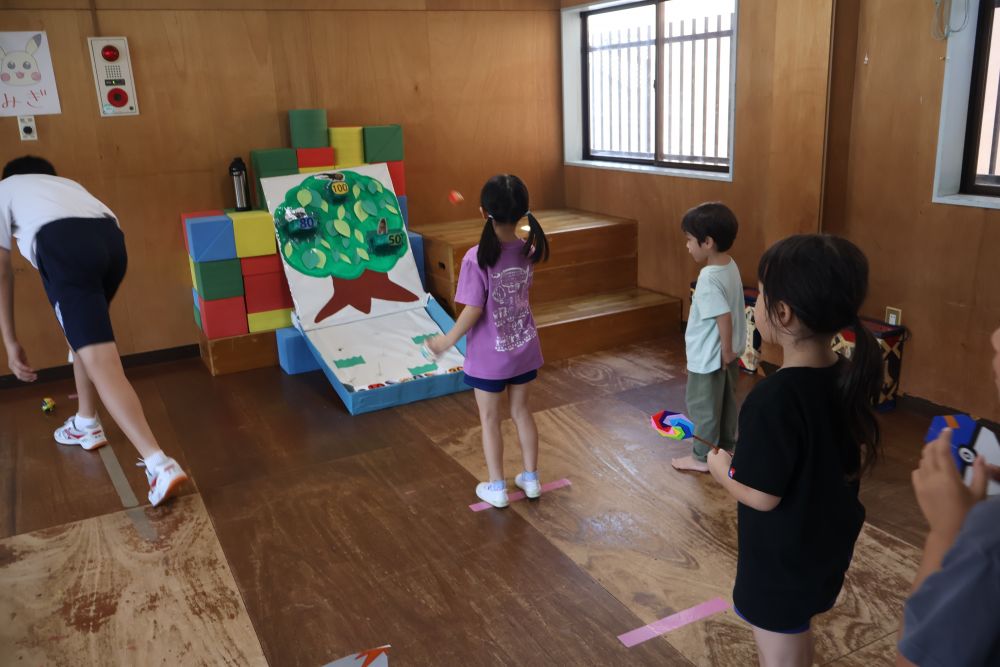 ２階では、キリン組のお泊り保育でも遊んだ
『むしゲッチュー』が登場✨

点数の高い虫や自分の好きな虫を狙ってボールを投げます！
ボールはキリン組が作って遊んでるものが使えて
嬉しいゾウ組の姿も・・・