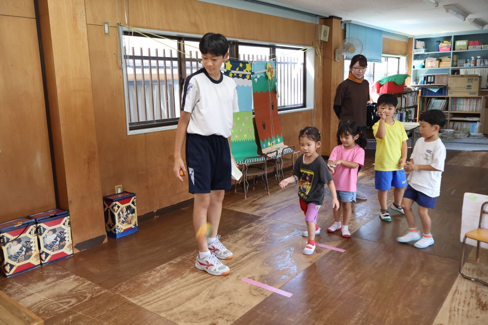 「かぶとむしにはいったよ！」
「俺はせみ！！次はかぶとも狙ってみようかな！」

お見事せみのポケットにはいったKくん！
「すごいね！」とお兄ちゃんとハイタッチ⭐