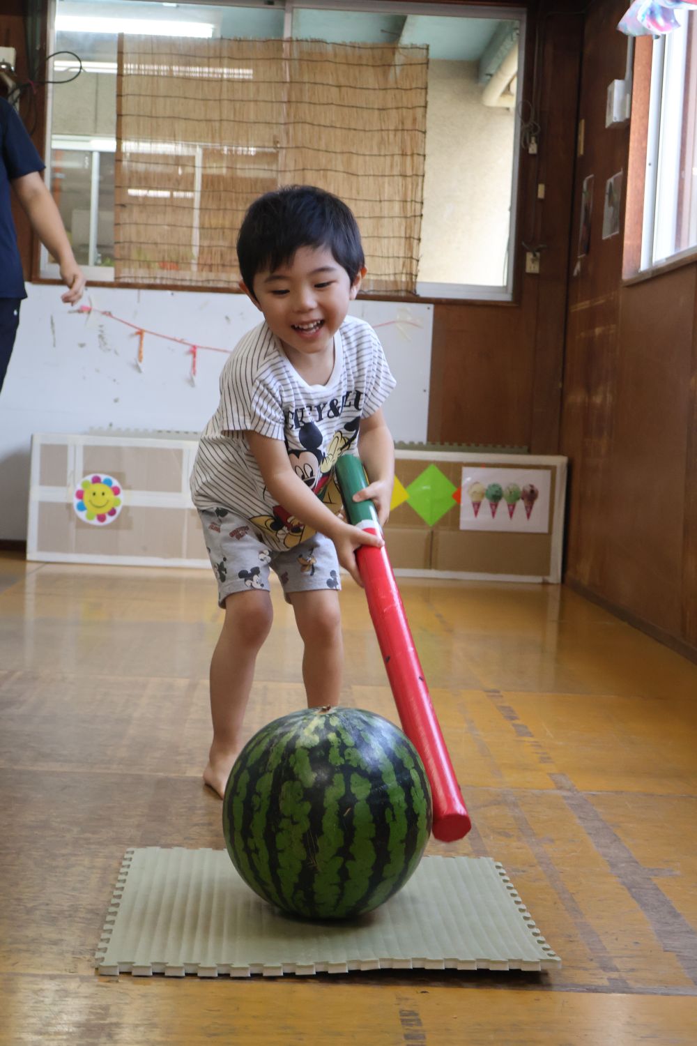 一人ずつ挑戦しました！
「がんばれ～！！」と友達を応援する姿も✨
すいかをめがけて勢いよく「エイ！」と叩く
リス組さんでした♪