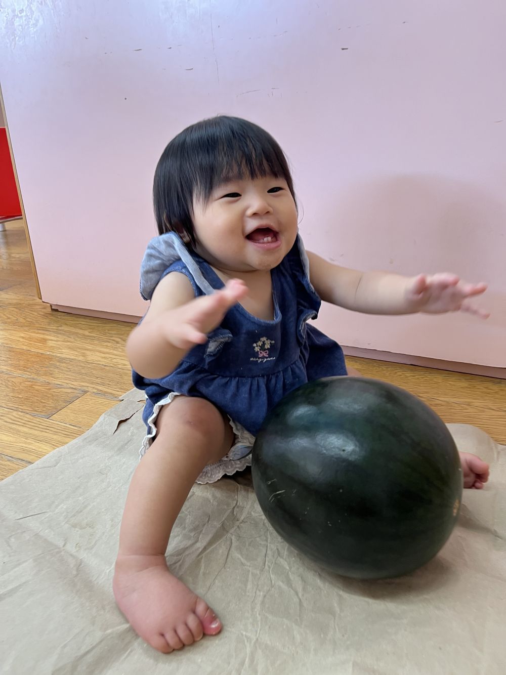 スイカをぺたぺた触ってニコニコ😊
冷たくて気持ちいいね。