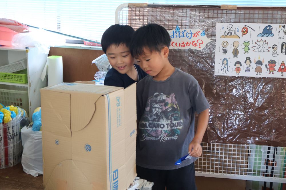 「あ！！やっとみつけたー！！」
なかなか見つからなかったお化けを発見！！✨

大盛り上がりだった夏祭りごっこ！
「まだ遊びたーい！」
「楽しかった！」
という声の中に、
「作ってみたい！」の声も🤭

楽しい経験が、次の「やってみたい！」にどんどんつながって遊びが広がるといいですね！