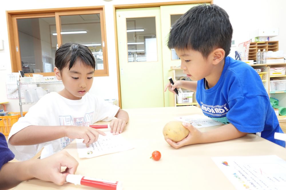 ｢じゃがいもは浮く？｣
｢重たいけー沈むんじゃない！｣
他のテーブルでは
｢じゃがいもは重たいから浮く！｣
｢なすは軽いから沈むと思う･･･｣
みんな考え方が違うところが
面白いです♡
