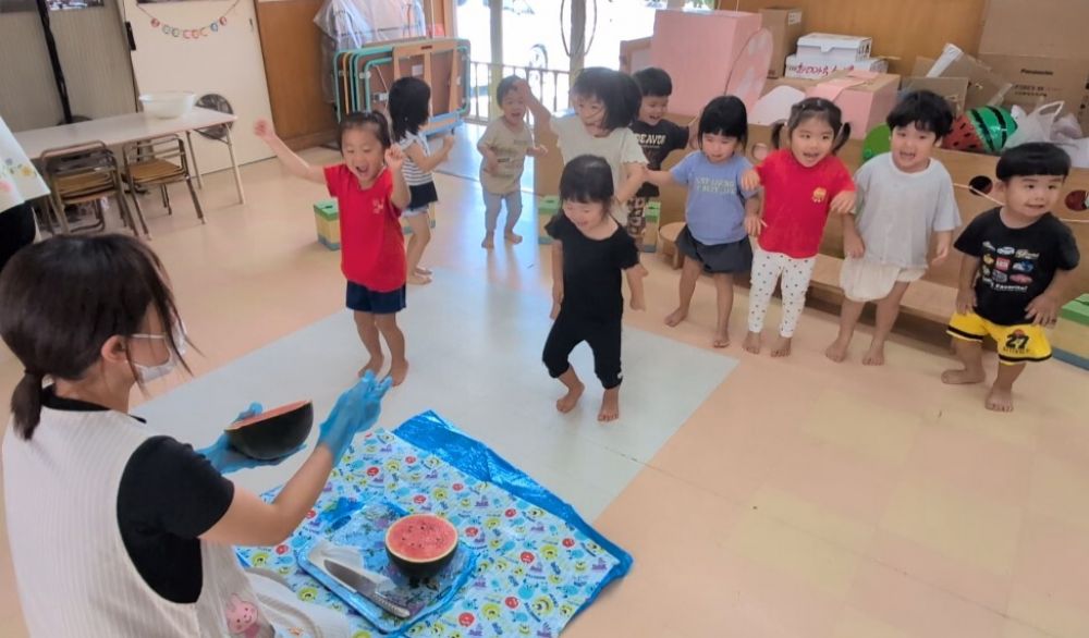 先生たちも挑戦してみるものの、中々割れず、、、

最後は給食の先生にお願いして切ってもらいました！

「今日のおやつにすいかを出すからね♪」と伝えると、
飛び跳ねて喜んでいましたよ💕