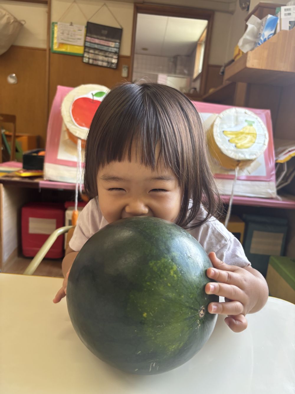 Nちゃんは、スイカに顔をピタッ♡
冷たくて気持ちいい！！
早く食べたくってこの笑顔☺️

今日のおやつはスイカ！！🍉
楽しみだね🎶