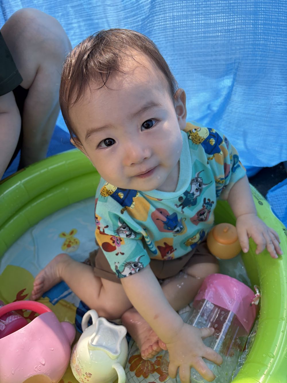 プールで遊んだよ！

手で水をさわって
水の感触を楽しんでいたNくん！