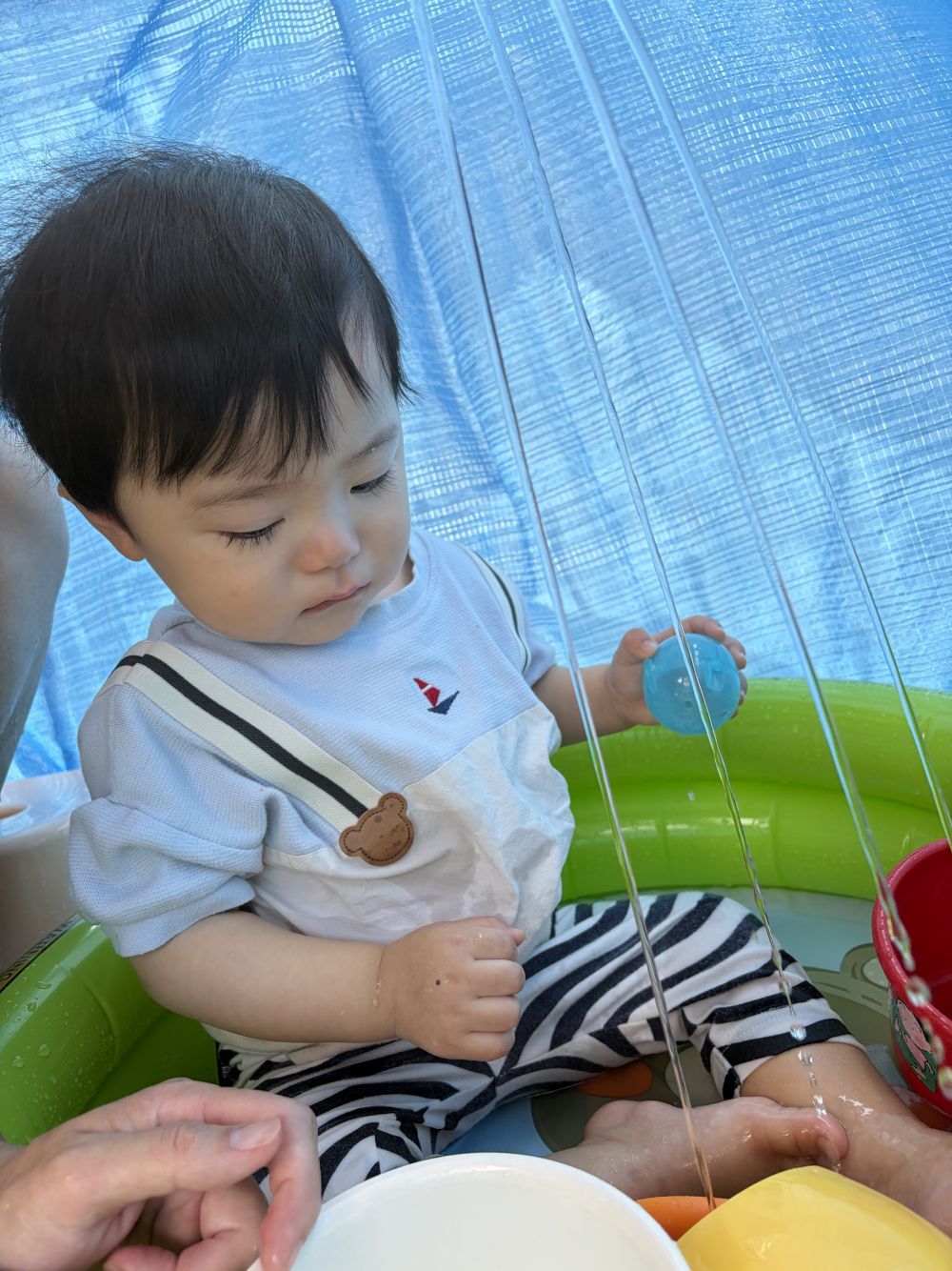 少しドキドキのMくん。
少しずつ慣れてプールにはいれたよ。
先生がシャワーをするとじーっと見ていました😊