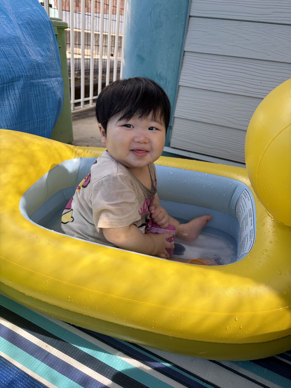 プールに入ったらニコニコのRくん。
コップに水を入れようとしたり
水をピチャピチャしたり・・・
楽しかったね😆