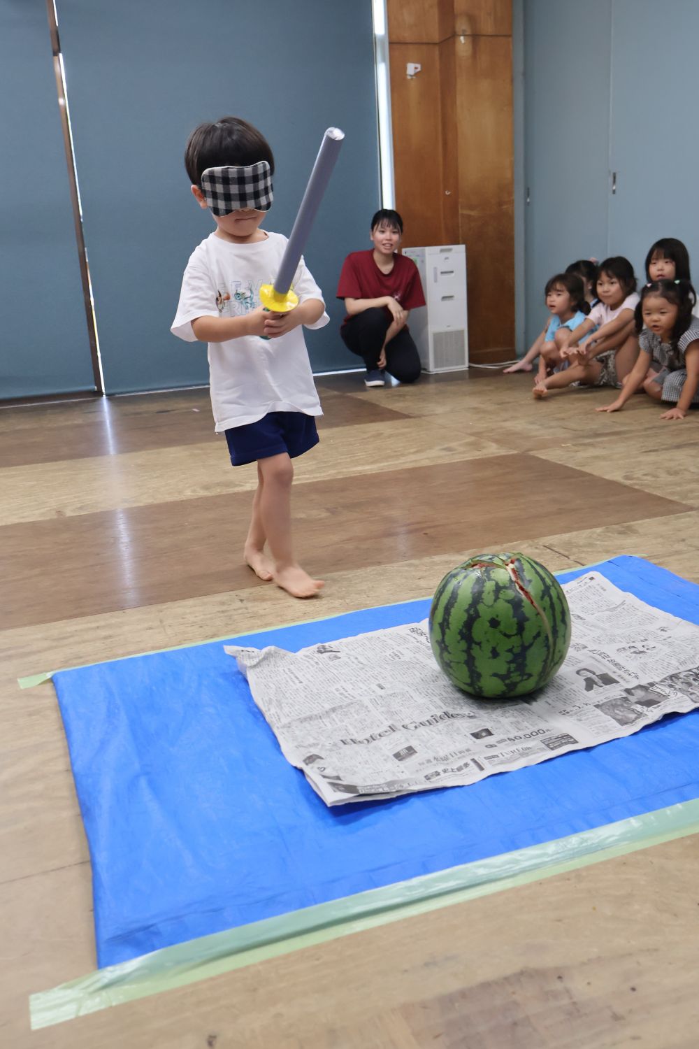 
夏の楽しみすいかわり！
おやつのすいかをGET🌟するべく、ゾウ組も挑戦！！

さぁ、うまく割れるかな～？？