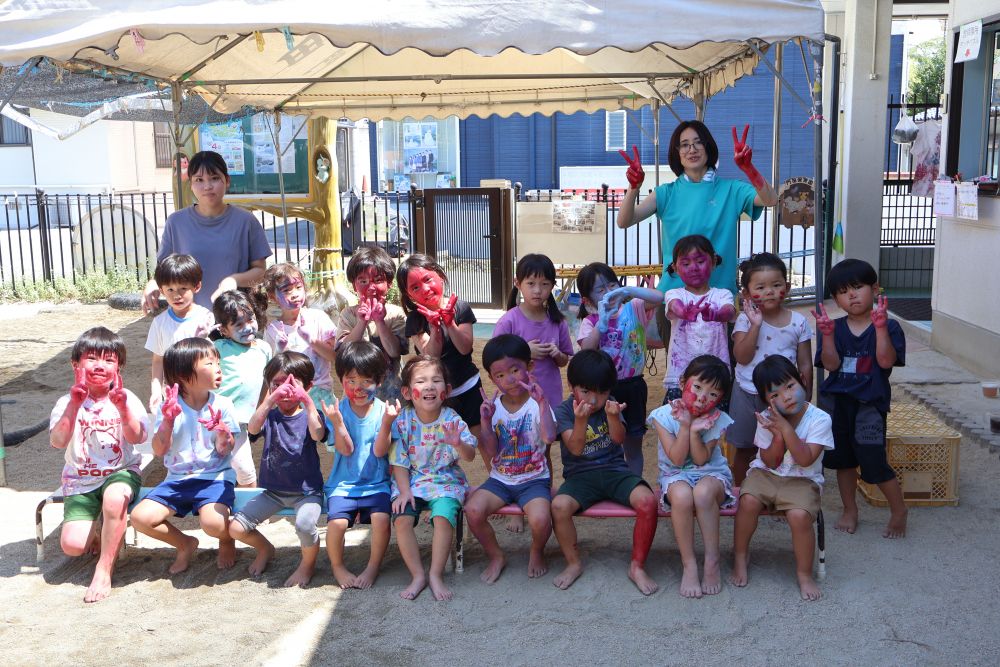 思いっきり遊んで最後はみんなでハイポーズ📸✨
夏の楽しい思い出がまた１つ増えました！

しっかりシャワーをしましたが
今日のお風呂は泡がカラフルになるかも知れません💦
お洗濯のご協力もいつもありがとうございます💕
