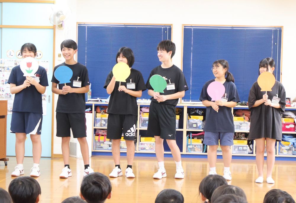 １９日から２１日までの３日間
高西中学校のお兄ちゃんお姉ちゃんが
職場体験に来てくれました
今日が最終日ということでお楽しみ会をしてくれました



歌を歌いながらのペープサート♪
お兄ちゃんお姉ちゃん手作りのペープサートに
子どもたちも釘付けです♡
『これな～んだ？？』
『赤はチューリップ！！』
『青はブルーベリーだよ』
歌では中学生のみんなと子どもたちとの
掛け合いを楽しみました
