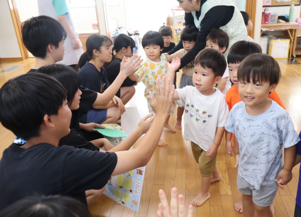 最後はみんなでハイタッチ！！
『また遊びに来てね～』
『楽しかったね』

思いっきり走って・・・一緒に水遊びをして・・・
子どもたちにとっても楽しい夏の思い出になりました
子どもたちとたくさん遊んでくれてありがとうございました♡

