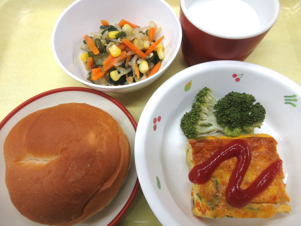 ロールパン

スパニッシュオムレツ

ゆでブロッコリー

チョレギサラダ

牛乳