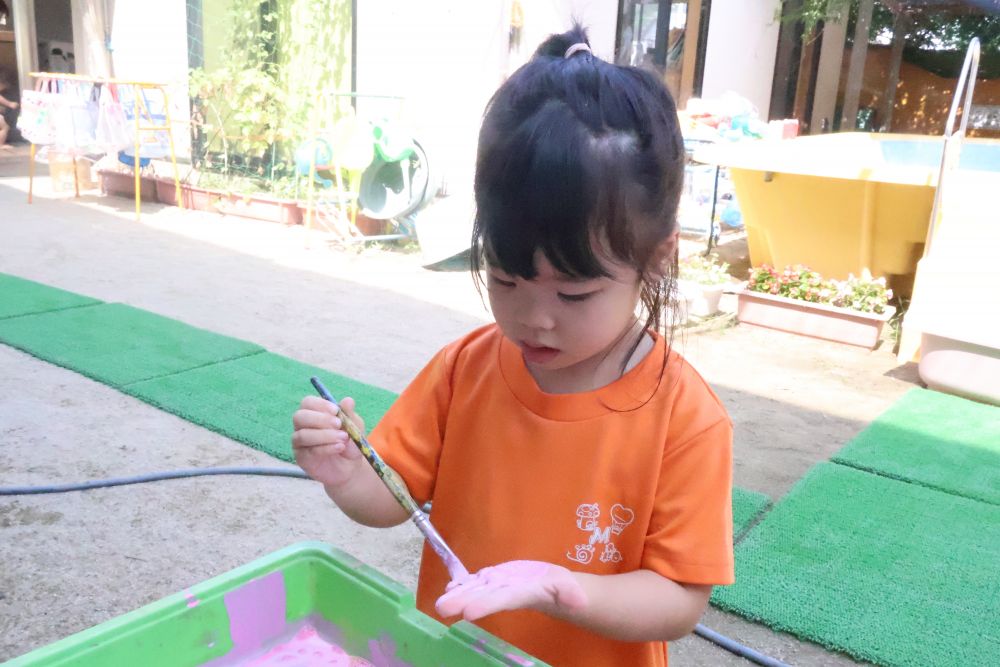 絵具の感触を楽しむ。
真剣な様子も☆