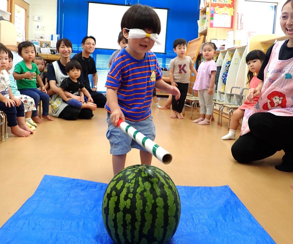 夏と言えばスイカ割り🍉
🐻クマ組さんは、目隠しをして・・・
　　「がんばれぇ～！」