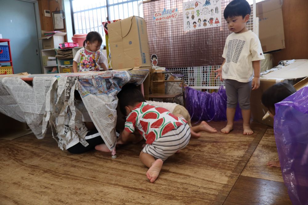 先日ゾウ・キリン組さんが
夏まつりごっこで遊んでいた
おばけ迷路👻

クマ・ヒヨコ組さんも
興味津々👀✨
みんなで入ってみたよ！
