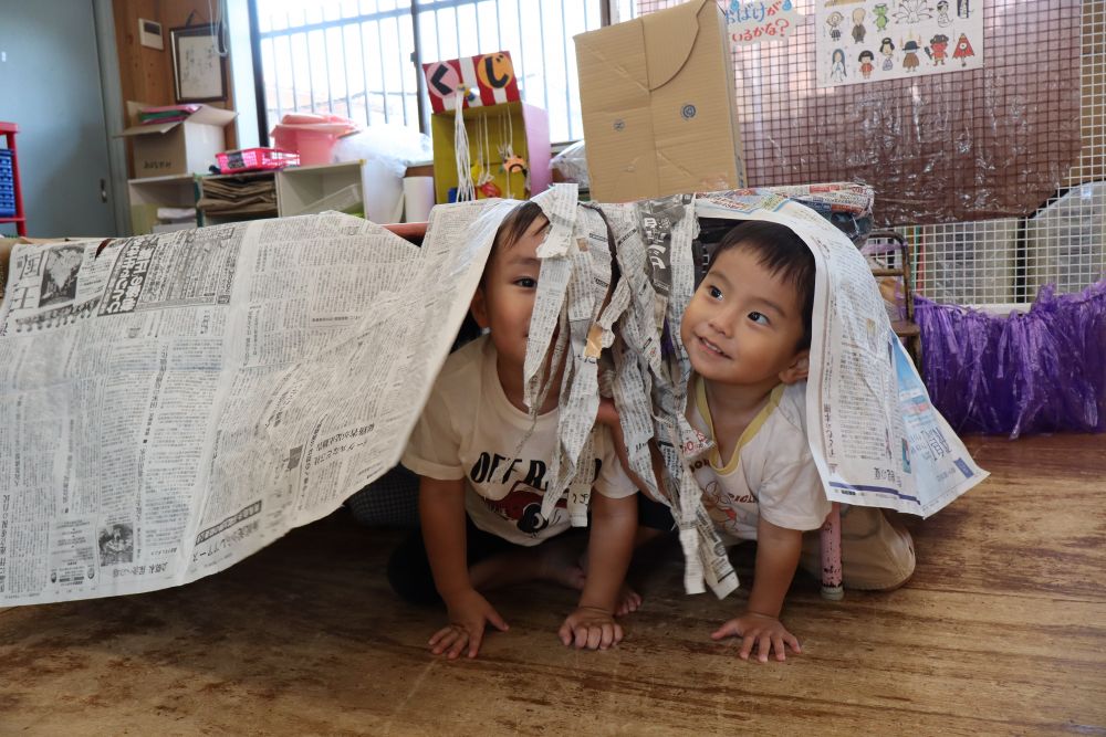 新聞紙のカーテンから
「ばあ～～」
「おばけだぞ～」


