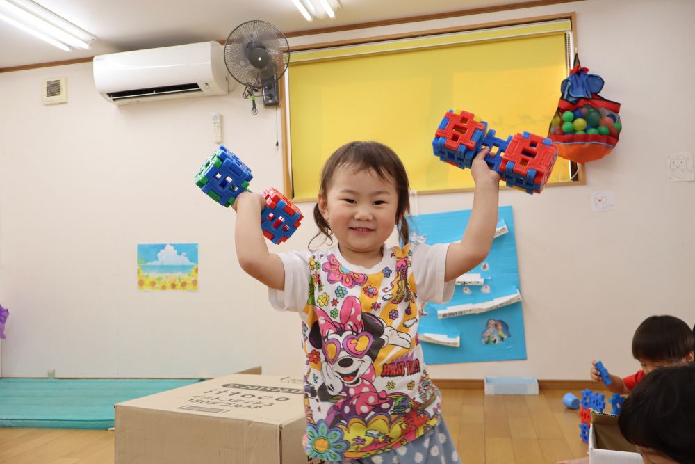 自分の作りたい物を
想像して作るのが
とっても上手になってきた
クマ組さん💓

「せんせいみてー！」
振り返るとダンベルを作って
持ち上げていたSちゃんです😆