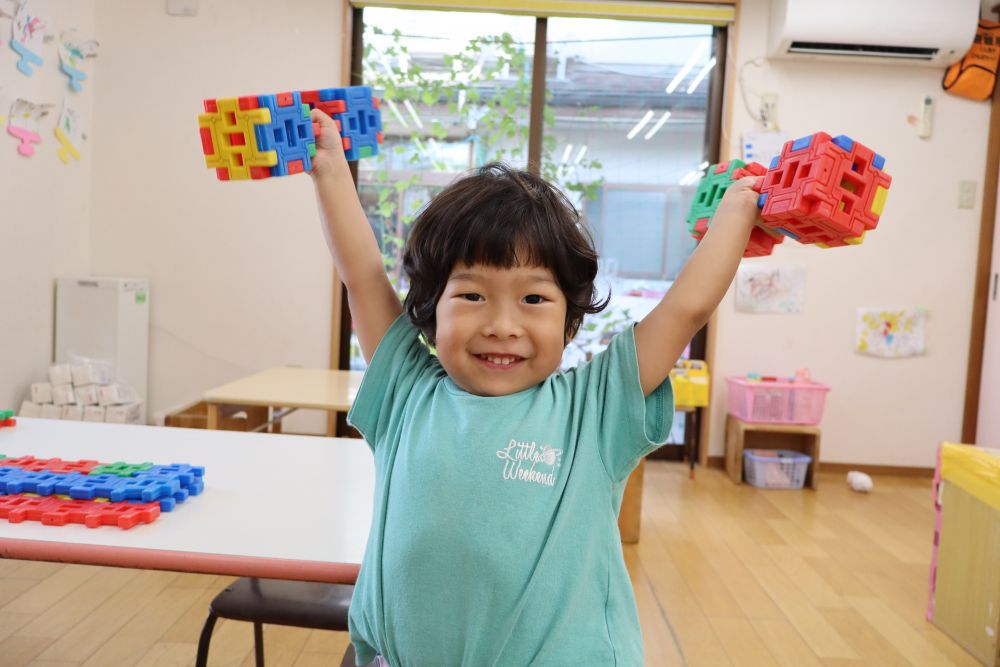 「なにそれ、どうやってつくるん？」
Iくんが聞くと、
Sちゃんは作り方を
教えてくれて、無事に完成✨