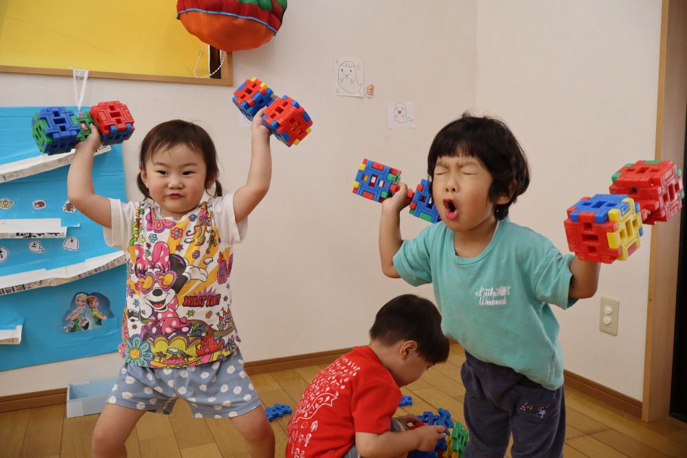 完成したダンベルを
二人でもって・・・

「やあー!!」
「おもたーい😆」
「筋肉マッチョ💪」
と、この表情💓

想像して作り、
友だちと共有して
遊びを一緒に楽しむ
クマ組さんでした✨