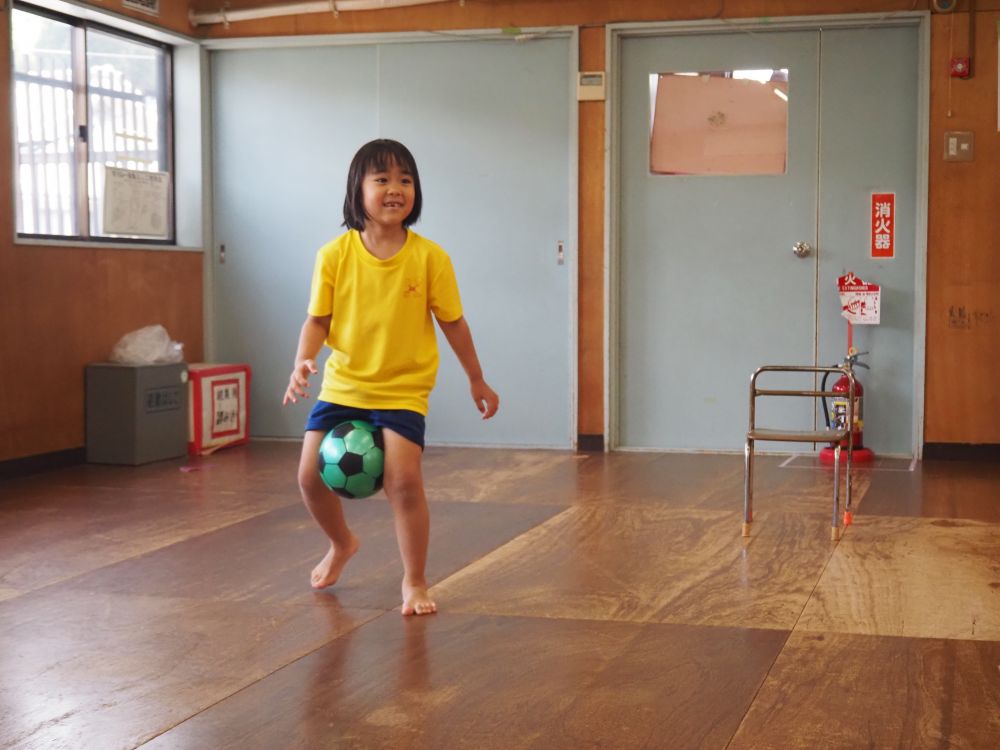 室内ではボールやフラフープを使い
チーム対抗で戦ったり
椅子取りゲームやハンカチ落としをしたり
盛り上がっています


ボールを使った遊びが一番
大好きなキリン組さん
足で挟んで歩いたり、ジャンプしたり
足だけで友達にボールをつなぐなど
全身を使った遊びを楽しんでいます♪